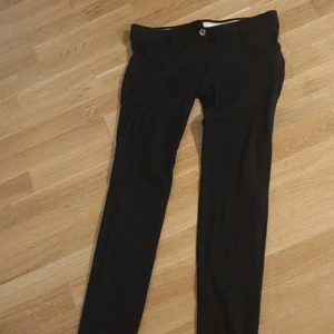 WR up, size 40 - Säljer  dessa supersnygga svarta byxorna från MM sport. Jag köpte 800 kr. Säljer 250.