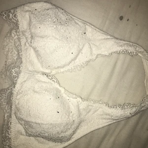 Bh från hollister - Säljer nu denna jättefina och sköna spets bh’n från hollister i strl L. 🤩Använd typ 2 gånger och är i ny skick. (Svarta prickarna är bara från bilden) Köparen står för frakten.