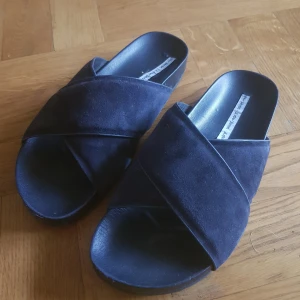 Sandaler från Other stories - Jättefina sandaler som tyvärr var för små, därav oanvända av mig men köpt begagnad. Finns något litet "hack" längst fram men inget som stör! Stl 39