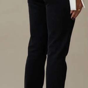 Säljer mina jeans från Hanna Schönbergs kollektion med NAKD. Storlek 34. ☺️