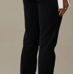 Hanna Schönberg jeans NAKD strlk 34  - Säljer mina jeans från Hanna Schönbergs kollektion med NAKD. Storlek 34. ☺️