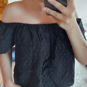 Svart tröja - storlek M - Fin svart tröja som går att ha off shoulder men även "vanligt". Oanvänd. Fint skick, inget att anmärka på!! 💁🏽‍♀️ jag är 160 cm lång 🐶🐱 djurfitt hem 🚬 rökfritt hem ✉📫 skickas mot fraktkostnaden