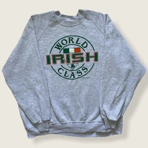 Vintage Sweatshirt  - Skick 7/10, dock har tröjan två mindre hål på baksidan som man inte tänker på vid första anblick.                            Passar XL/L