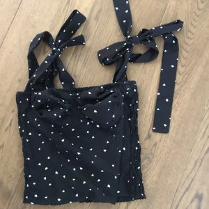 Svart topp med hjärtan - Passar en XS-S