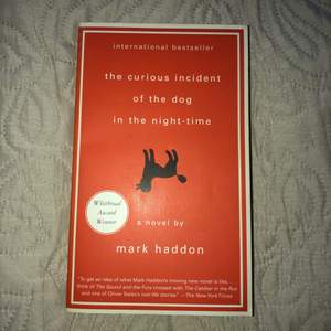 The Curious Incident of the Dog in the Night-Time av Mark Haddon. Skriven på engelska. 