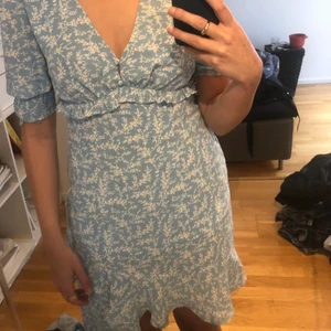 Zalando blåvit klänning knälång  - Blåvit superfin sommaklänning. Den går till knäna men är längre på vänstersidan. Oanvänd!! Skriv för fler bilder💙💙💙🤍