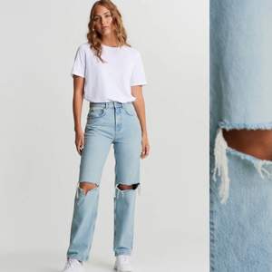 Säljer dessa supersnygga jeans från ginatricot. Använda men inga slitage eller liknande, hör gärna av dig om du vill ha fler bilder eller har frågor💕