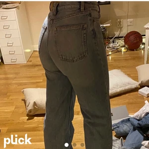 Monki jeans - Skit snygga jeans från monki i modellen Yoko som tyvärr inte kommer till användning längre, perfekt i storleken för mig som e 168 då jag follat ner de (syns på sista bilden), i bra skick, köparen står för frakten 