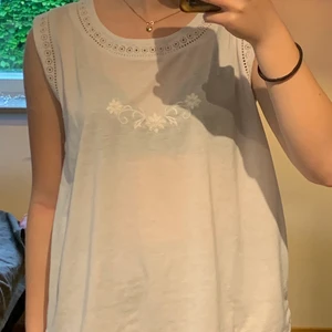 Pyjamas linne - Sött tunt pyjamas linne med fin detalj av blommor över bröstet och kring halsen. Går att använda som annat än pyjamas linne oxå