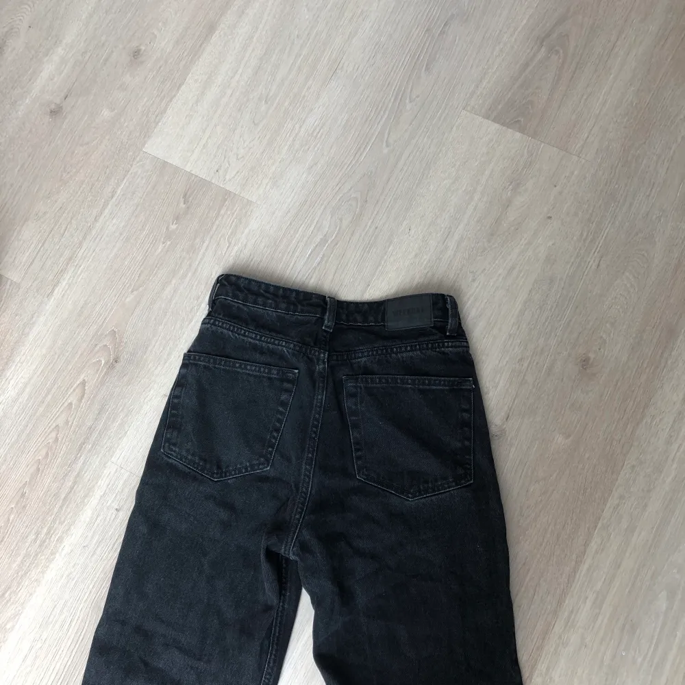 Sälj då de är för små. Jeansen är knappt använda och har bra kvalitet. Har perfekt läng för mig som är 163 cm. . Jeans & Byxor.