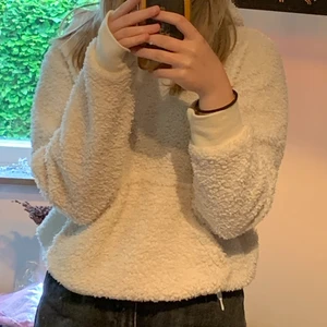 Vit hoodie - Strl S, från new yorker, extremt skön hoodie i typ nalle tyg :)