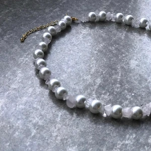 Halsband rosenkvarts/ lapis lazuli #016 #015 - Dessa halsband finns i med antingen rosenkvarts eller lapis lazuli. Det är 40cm långt och kostar 119kr. Vill du veta mer om stenarnas egenskaper kan ni kolla på vår instagram💗