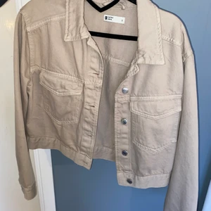 Jeansjacka Gina tricot  - Jeansjacka från Gina i storlek S. Endast använd två gånger så är som ny. Väldigt skön och hållbart material. 