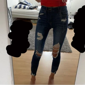 Håliga jeans - Sjukt snygga! Använda endast en gång. Pris kan diskuteras. Vid intresse kontakta mig.💗