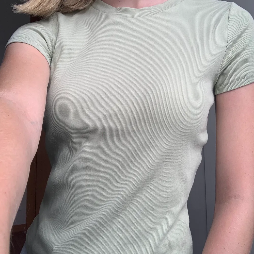 En mintgrön T-shirt från Monki i storlek S. Använd några gånger men fortfarande i bra skick. (Färgen syns bäst på andra bilden)💕kostar 30 kr + frakt. T-shirts.