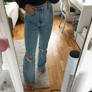 Blåa jeans  - Blåa boot cut jeans med hål i knäna. Bra skick, nästan aldrig använda och endast tvättat 2 gånger. Kontakta för mer information. 