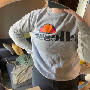 Tröja - Tröja/tjocktröja från Ellesse i storlek L./40. Använd några gånger. Köparen står för frakt.