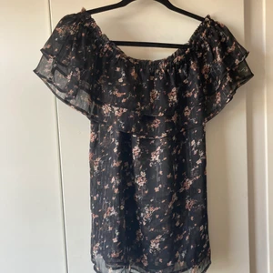 Blommig topp - Snygg topp med blommor och möjligheten för offshoulder 