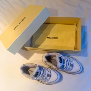 Axel Arigato sneakers - Axel Artigato sneakers i storlek 41✨ En chunky sneaker i grå, vit och reflex som kosstar 2000kr nypris🤩 Låda och påse finns med💛 Säljer då dom inte passade:(