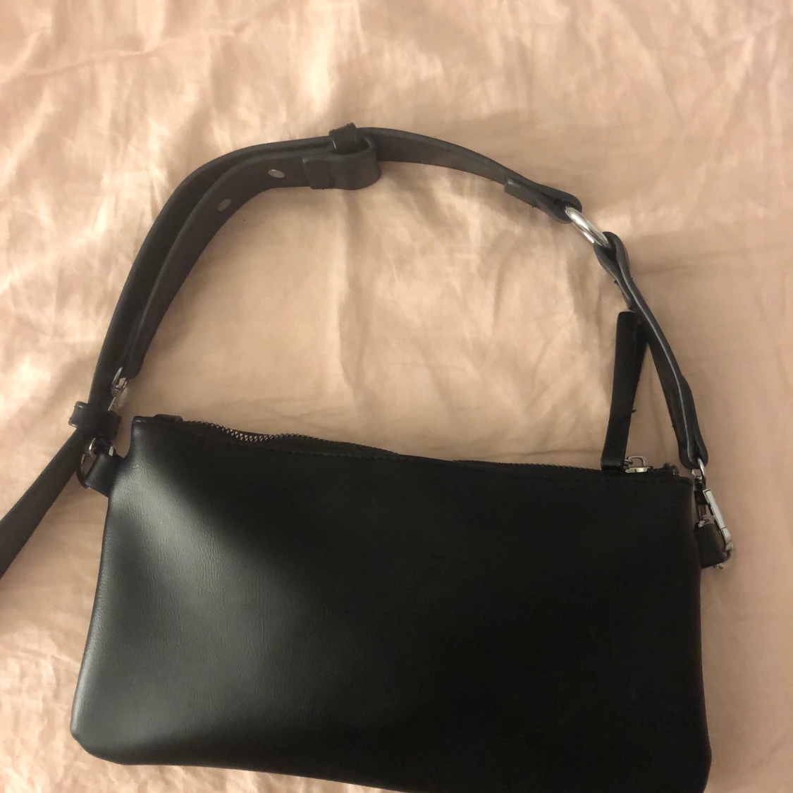 Svart väska säljer för att den inte kommit till så mycket andvänding den har en ficka inuti har använt en gång     - 90