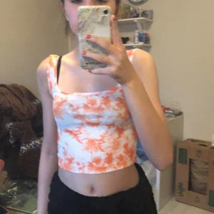 Linne - Tiedye linne från SHEIN. Har sytt in linnet eftersom det från början satt som en S, och nu sitter som xs. Märks inte av att det är insytt