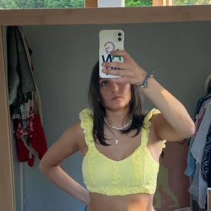 Gul topp  - Gul topp med knytning i bak! Använd 1 gång, storlek står ej men skulle säga att den passar S-L eftersom man kan knyta i bak!❤️