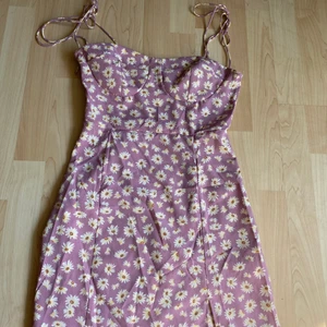 Sommarklänning  - Sommarklänning från zaful storlek S men passar XS bättre , kan skickas köpare betalar frakt.