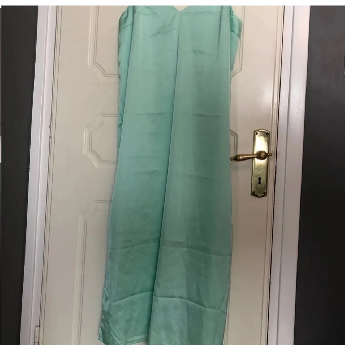 Lång grön satin klänning från Monki - 91