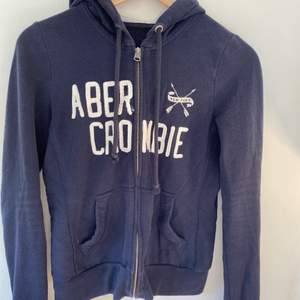 Hoodie med dragkedja från Abercrombie & Fitch🤎🤎