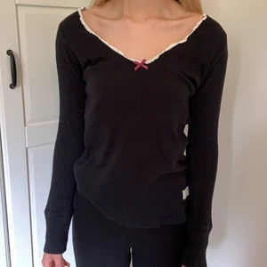 Odd Molly Tröja - Jättesöt svart tröja från Odd Molly som tyvärr inte blir använd längre, fint skick. Det är en storlek 2 vilket motsvarar M eller 38/40💕