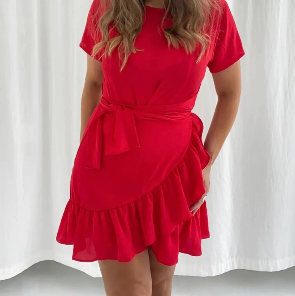 En superfin röd klänning i storlek XS från byicstudios. Använd ett fåtal gånger & är i fint skick. (bilderna är ifrån hemsidan där klänningen är köpt ifrån) vid köp med leverans står köparen för frakt. Klänningar.