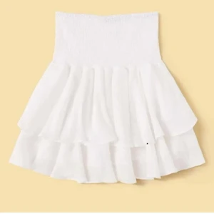 Vit volang kjol - Jättefin vit kjol som jag säljer för den inte har kommit till användning. Strl L men passar mig som har S, passar nog alla från s-l❤️ bud i kommentarerna