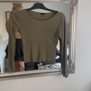 Långarmad tröja - En jättefin basic mörkgrön tröja som inte kommer till användning. Inga skador. 80+frakt ❤️