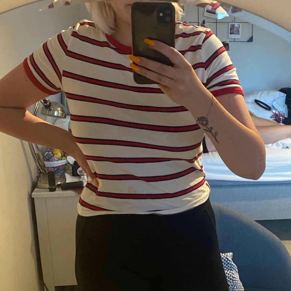 Vit t-shirt med blå och röda ränder