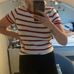 Vit t-shirt med blå och röda ränder - T-shirt i storlek M från H&M