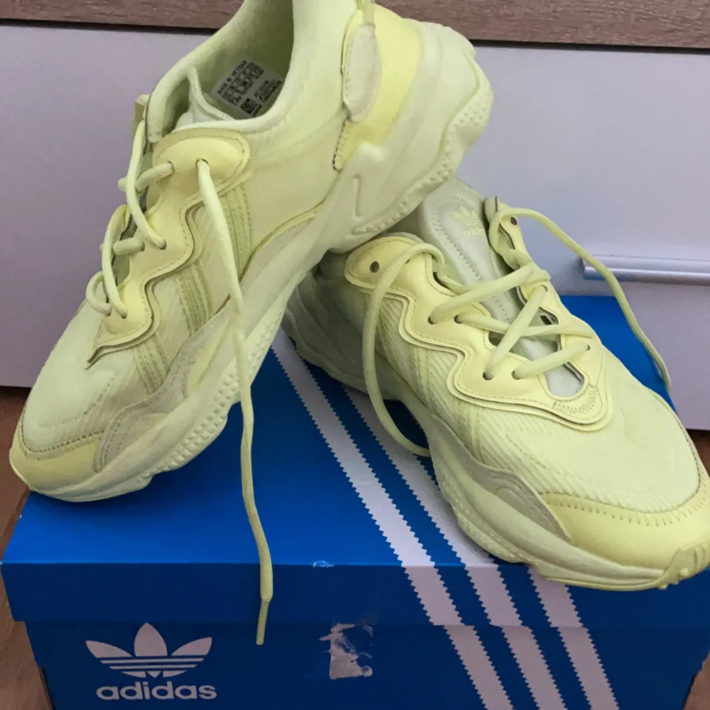 Ett par ADIDAS OZWEEGO skor som jag inte använder längre. Helt ok skick, jag använde ett par gånger. Jag kommer putsa till dem mer innan jag skickar. storlek 38 . Skor.