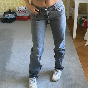 Zara lågmidjade - Funderar på att sälja mina lågmidjade zara byxor. Väldigt efterfrågade och är i nyskick, knappen åkte av så satte dit en ny som har funkat lika bra. Säljer endast för bra bud! Jag är 167 cm💞