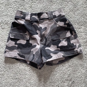  Hollister shorts  - Coola militär shorts säljes. Det är högmidjade mom shorts från hollister i strl S. 