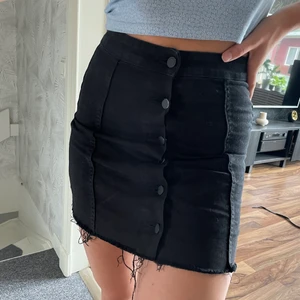 Jeanskjol  - Svart jeanskjol från ginatricot i storlek 36. Frakt ingår i priset. 