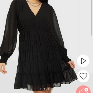 Svart Nelly klänning - Oanvänd svart klänning från Nelly i strl 40 i väldigt skönt och fint material, avslappnat! 