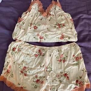 Intimissimi blommigt sov sätt - Du står för frakten☺️ tynkligt då det mest legat i en låda men en strykning så ser den ut som ny skick. Inte stretchigt material och på mig där är lite större sitter den lite tajt. 