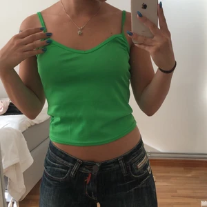 linne  - jättegulligt grönt linne, pyttelite nopprigt på något ställe men inget man lägger märke till