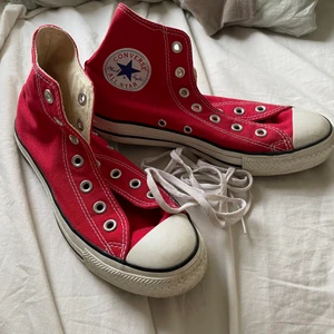 Röda converse  - Röda converse som är näst intill oanvända, frakten kostar 49kr ✨