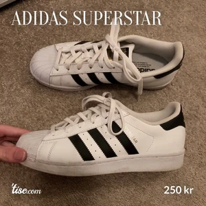 Adidas superstar stl 39 1/3 - Använda Max 1 vecka så är väldigt fint skick. Endast märken på sulan som jag tvättar bort innan de säljs så det är nästan som nyskick. 