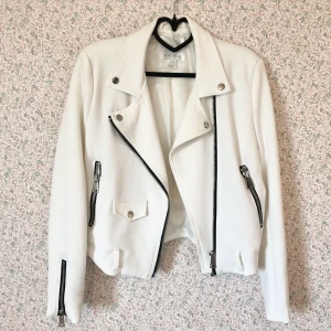 Jacka - Väldigt fin jacka som jag beställde hem men som inte passade mig (glömde returnera i tid). Inuti är det som silkestyg. 