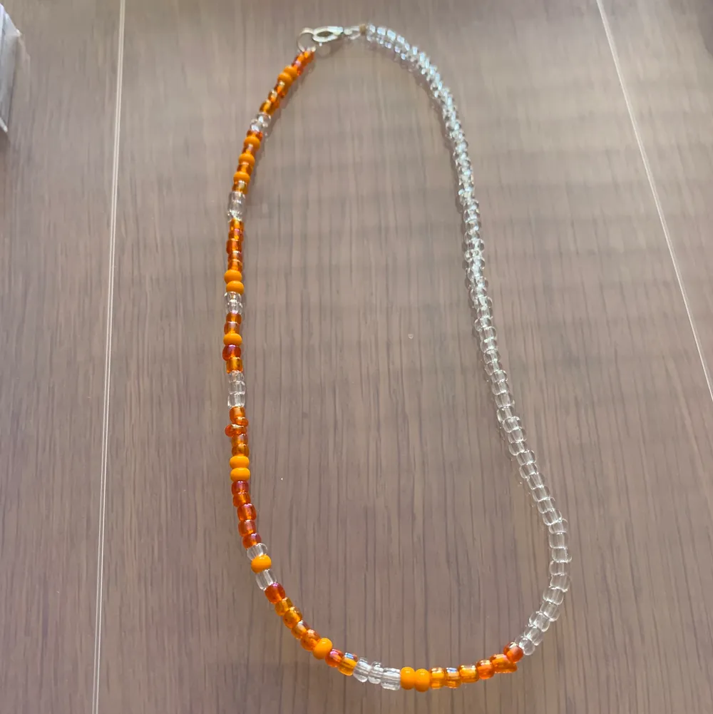 Oranget och genomskinligt pärlhalsband 🧡🤍💫 59kr + 13kr frakt . Accessoarer.