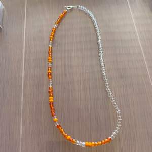 Oranget och genomskinligt pärlhalsband 🧡🤍💫 59kr + 13kr frakt 
