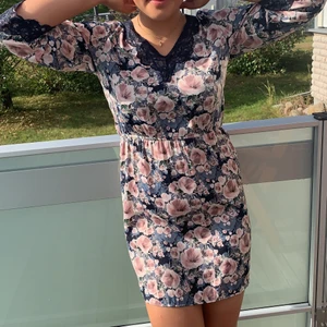 Blommig Klänning storlek 36 - Storlek 36 alltså ca Small. Sitter superskönt! använd 1 gång vid midsommar!