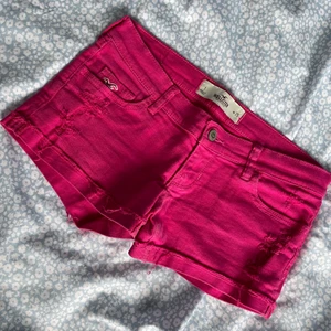 Hollister jeansshorts w 25 - Mörkrosa Hollister jeansshorts i storlek 25, i fint skick. 