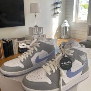 Nike Air Jordan 1 Mid Aluminium Wolf Grey (W).           Storlek: 38 | Köpte fel storlek så skorna är helt oanvända Och i kartong. Behövs frakt står köparen för kostnaden. Skriv dm om ni har fler funderingar :)
